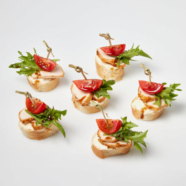 Канапе Цезарь с запеченной курицей