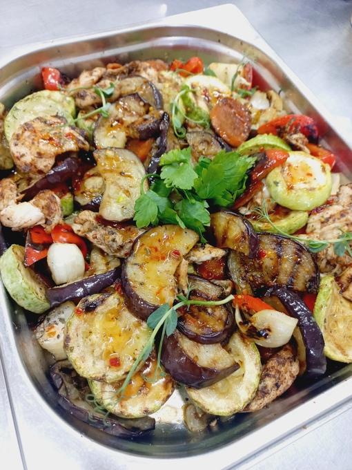 Овощи гриль с курицей Овощи гриль с курицей