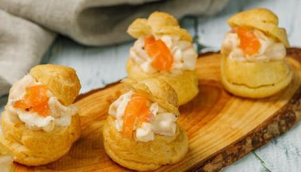 Профитроль с копченым лососем Профитроль с копченым лососем