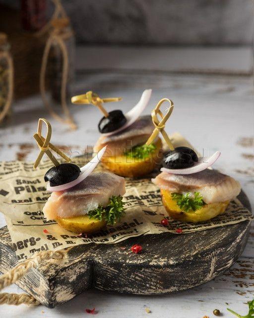 Закусочное канапе из сельди на картофеле-черри. Закусочное канапе из сельди на картофеле-черри.
