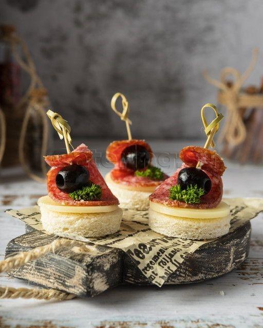 Канапе из салями с сыром и оливкой