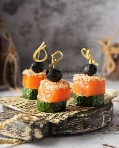 Канапе из семги на огурце с маслиной
