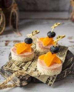 Канапе с куриным рулетом и долькой мандарина Канапе с куриным рулетом и долькой мандарина