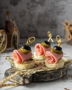 Канапе с ветчиной и маслиной