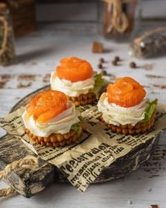 Канапе из семги на крекере