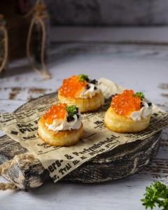 Канапе-оладьи с икрой и сливочным сыром