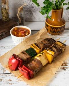 Мини шашлычки из телятины с овощами