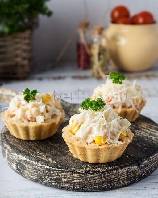 Тарталетка с салатом из кальмаров Тарталетка с салатом из кальмаров