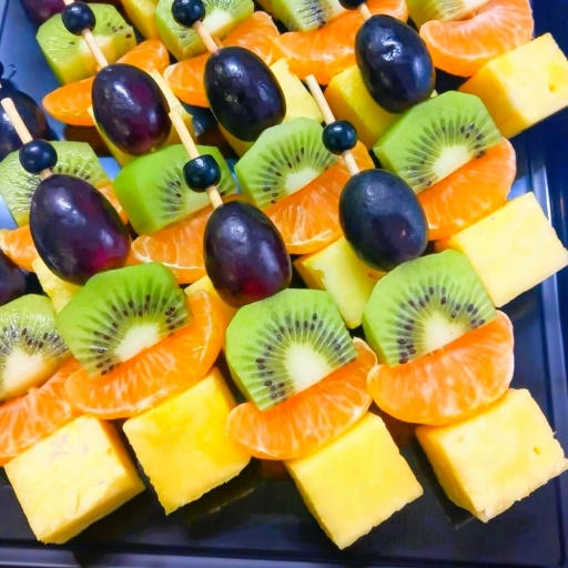 Дольки фруктового ассорти с ананасом на шпажках