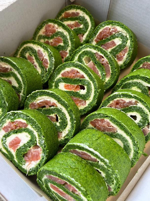 Шпинатный рулетик с рыбой красной Шпинатный рулетик с рыбой красной