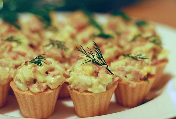 Тарталетки с творожным сыром и овощной смесью