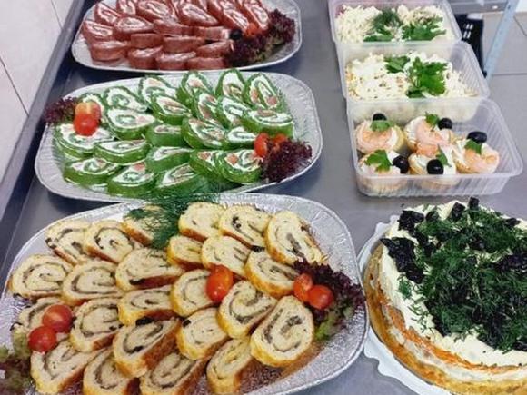 Разнообразный фуршетный сет из закусок и салатов на 12-16 персон в Пензе
